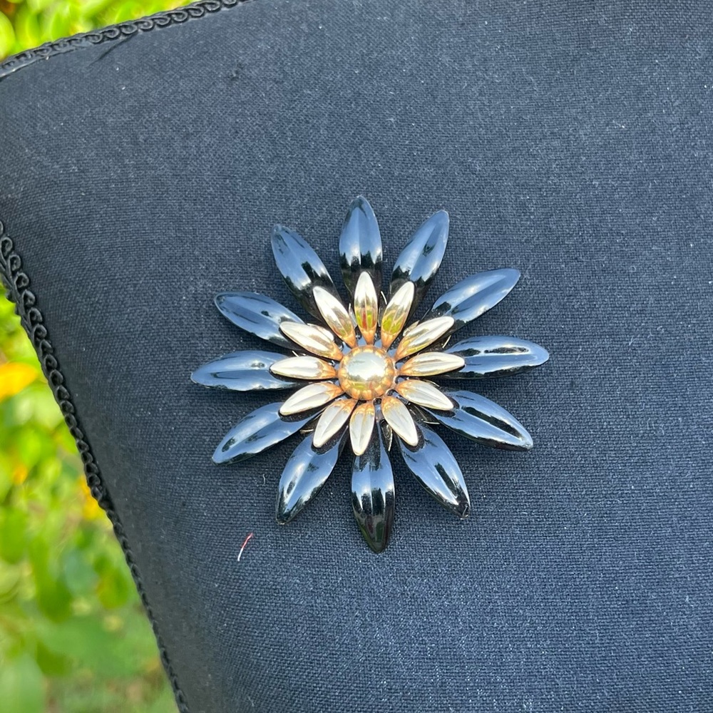 Vintage Sarah Coventry Black & Gold Flower Brooch - Picture 1 of 10